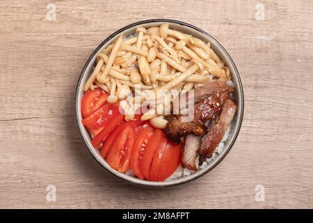 Sautierte Pilze in Austernsauce Tomaten geröstetes Schweinefleisch gesundes Essen Stockfoto