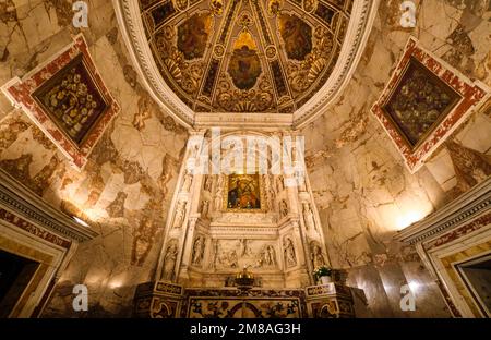 Sie sehen ein Gemälde der Jungfrau Maria mit dem Jesuskind auf einem Seitenaltar in der barocken katholischen Kirche, der Basilika unserer Lieben Frau vom Berg Carmel. Stockfoto