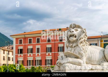 Einer der Marmorlöwen auf der Piazza Aranci, dem historischen Zentrum von Massa, Italien Stockfoto