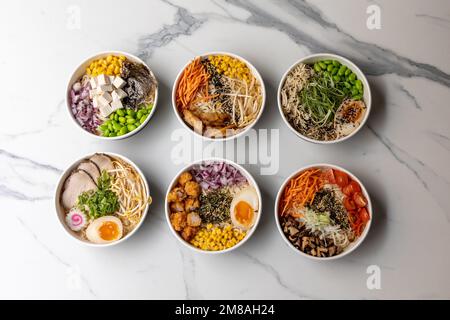 Ein Blick von oben auf die köstlichen Schüsseln auf dem Marmortisch Stockfoto