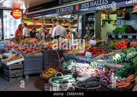 ROUEN, FRANKREICH - 31. AUGUST 2019: Dies sind die Imbissstände eines modernen überdachten Marktes auf dem alten Marktplatz der Stadt. Stockfoto