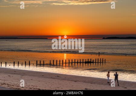 SAINT-MALO, FRANKREICH - 3. SEPTEMBER 2019: Dies ist ein Sonnenuntergang an der Küste der Bretagne. Stockfoto