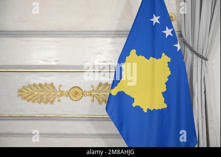 Wien, Österreich. 12. Januar 2023. Die kosovarische Flagge im Wiener Bundeskanzleramt Stockfoto