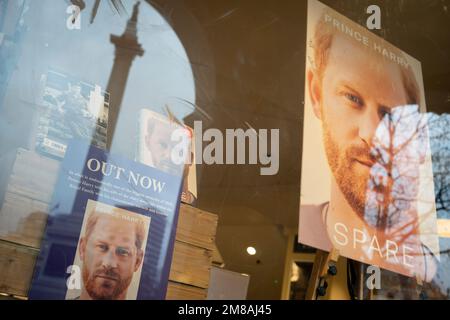 Zwei Tage nachdem Prinz Harry, der Herzog von Sussex' Buch "Spare" in Großbritannien veröffentlicht wurde, wird sein Gesicht am 10. Januar 2023 in London, England, im Fenster des Waterstones Buchladens am Trafalgar Square gezeigt, wo Nelson's Column im Hintergrund zu sehen ist. Die königliche Memoiren hat sich zum am schnellsten verkauften Non-Fiction-Titel in der britischen Verlagsgeschichte entwickelt. Am ersten Tag wurden 400.000 Hardbacks verkauft. Stockfoto