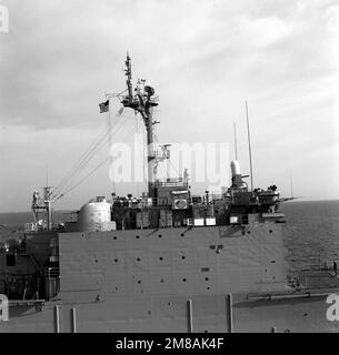 Nahaufnahme des Panzerlandeschiffs USS MANITOWOC (LST-1180) von Steuerbord aus. Land: Chesapeake Bay Stockfoto