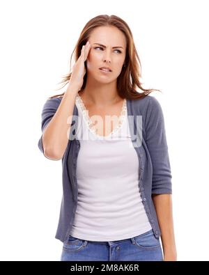 Oh, mein Kopf fühlt sich an, als würde er platzen. Ungezwungene Frau mit Kopfschmerzen - isoliert auf Weiß. Stockfoto