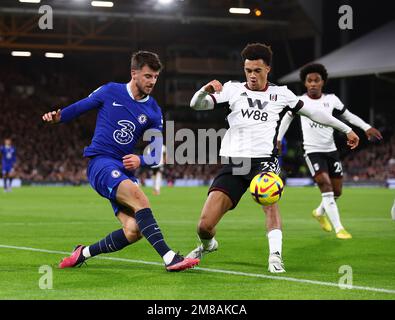 London, England, 12. Januar 2023. Antonee Robinson von Fulham mit Mason Mount of Chelsea während des Premier League-Spiels in Craven Cottage, London. Der Bildausdruck sollte lauten: David Klein/Sportimage Stockfoto