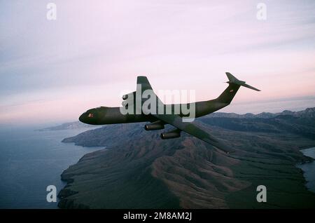 Eine Air-to-Air-Ansicht von links eines C-141B Starlifter-Flugzeugs, das über die Santa Catalina Islands fliegt. Staat: Kalifornien (CA) Land: Vereinigte Staaten von Amerika (USA) Stockfoto