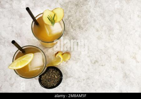Grüner Eistee mit Ingwerwurzel auf Eis isoliert auf weißem Hintergrund - Panorama Stockfoto