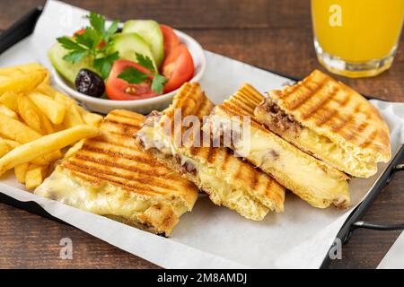 Türkischer Toast mit geröstetem Fleisch, serviert mit Oliven, Gurken und Tomaten Stockfoto