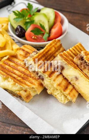 Türkischer Toast mit geröstetem Fleisch, serviert mit Oliven, Gurken und Tomaten Stockfoto