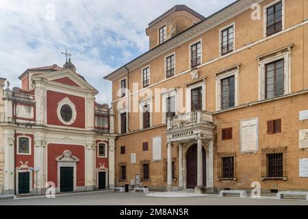 Die antike Kirche San Giovanni Decollato und das Rathaus, Piazza Mercurio, Massa, Italien Stockfoto