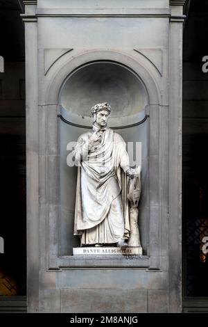 Statue des italienischen und florentinischen Dichters Dante Alighieri, Autor der „Göttlichen Komödie“, in einer Nische des Loggiato der Uffizien, Florenz, Toskana, Italien Stockfoto