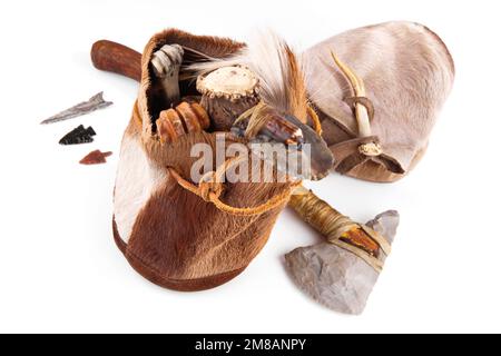 Steinzeit-Handtasche mit Cavemen Ax und Tools auf weißem Hintergrund Stockfoto