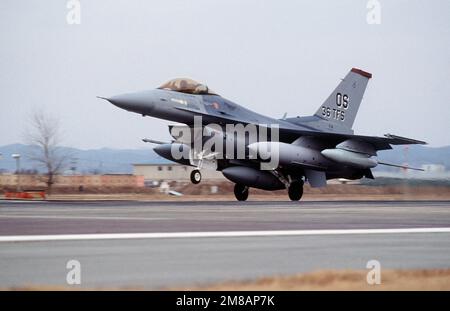 Ein F-16C Kampfflugzeug des 36. Taktischen Kampfflugzeugs, 51. Taktischen Kampfflugzeug (51. TFW) landet am Stützpunkt. Die 51. TFW wird vom F-4 Phantom II auf die F-16 umgestellt. Basis: Osan Air Base Country: Republik Korea (KOR) Stockfoto