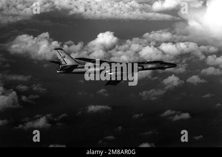 Eine Air-to-Air-Ansicht von rechts eines sowjetischen TU-16 Badger-Flugzeugs. Land: Unbekannt Stockfoto