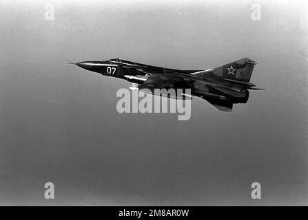 Eine Air-to-Air-Ansicht von links eines sowjetischen MiG-23 Flogger-Flugzeugs. Land: Unbekannt Stockfoto