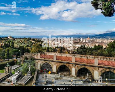 Der monumentale Friedhof „Porte Sante“ neben der Basilika San Miniato al Monte mit Panoramablick auf Florenz, die Toskana, Italien Stockfoto