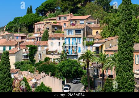 Sehen Sie einige Häuser in Bormes-les-Mimosas an einem sonnigen Sommertag in der Côte d'Azur in Frankreich Stockfoto