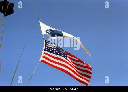 Der Wimpel des jüdischen Kaplan-Korps fliegt über dem nationalen Fähnrich an Bord des nuklearbetriebenen Flugzeugträgers USS DWIGHT D. EISENHOWER (CVN-69) während der Passover-Dienste. Basis: Marine Air Station, Norfolk Bundesstaat: Virginia (VA) Land: Vereinigte Staaten von Amerika (USA) Stockfoto