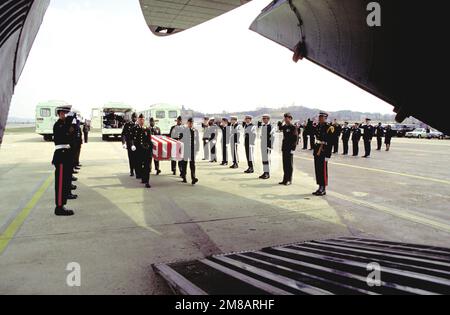 Amerikanische und koreanische Mitglieder eines gemeinsamen Dienstes begrüßen den Wachsalut, während Sarg mit Flagge in Richtung eines C-141B-Starlifter-Flugzeugs getragen wird. Der Sarg enthält die Leiche einer der 19 Marines von Co C., 1. Milliarden, 5. Marines, die beim Absturz eines CH-53 Sea Hallion Helikopters während des gemeinsamen US/koreanischen Übungsteams Spirit '89 getötet wurden. Operation/Serie: MANNSCHAFTSGEIST '89 Stützpunkt: Osan Luftwaffenstützpunkt Land: Südkorea Stockfoto