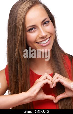 Frau, glücklich und herzförmig Porträt oder Emoji für Liebeszeichen, Glück und Unterstützung auf weißem Hintergrund. Model, Gesicht und Lächeln für Selbstfürsorgefrieden Stockfoto