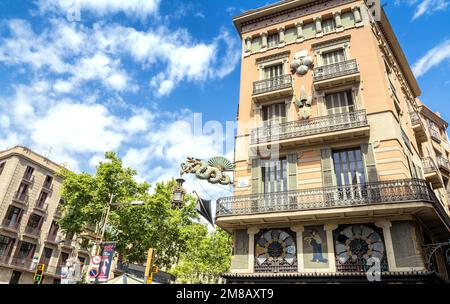 Barcelona, Spanien - 6. Juli 2017: Tagesansicht des Art déco-Gebäudes Casa Bruno Cuadros in Las Ramblas und Placa De La Boqueria in Barcelona, Spanien. Stockfoto