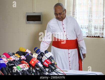Colombo, Sri Lanka. 13. Januar 2023. Der katholische Erzbischof Malcolm Ranjith kommt am 13. Januar 2023 zu einer Pressekonferenz in Colombo. Der ehemalige Sri-lankische Präsident Maithripala Sirisena und vier weitere hochrangige Beamte waren dafür verantwortlich, die Bombenanschläge am Ostersonntag 2019, bei denen 279 Menschen ums Leben kamen, nicht zu verhindern, so der Oberste Gerichtshof in einer richtungsweisenden Entscheidung vom 12. Januar. (Foto von Saman Abesiriwardana/Pacific Press) Kredit: Pacific Press Media Production Corp./Alamy Live News Stockfoto