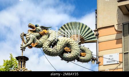 Barcelona, Spanien - 6. Juli 2017: Details der Drachen-Skulptur auf der Fassade des Art déco-Gebäudes Casa Bruno Cuadros in Las Ramblas und Placa De La Boqueria Stockfoto