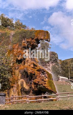 Wasserfall in den Bergen italiens. Herbstlandschaft in norditalien. Hochwertiges Foto Stockfoto