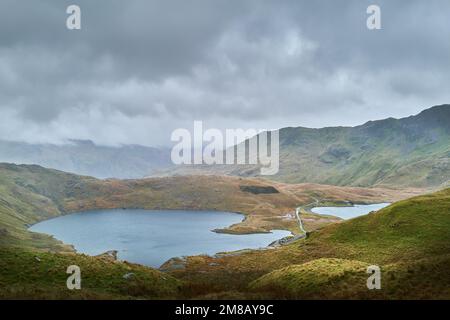 Der Llyn Llydaw Reservoir Lake an einem wolkigen, regnerischen Wintertag vom Nordhang des Mount Snowdon (Yr Wyddfa) aus gesehen. Stockfoto