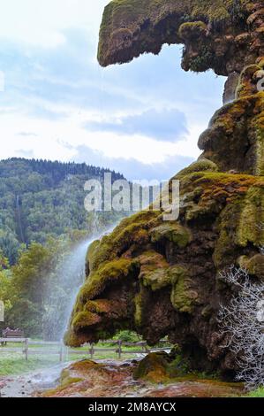 Wasserfall in den Bergen italiens. Herbstlandschaft in norditalien. Hochwertiges Foto Stockfoto