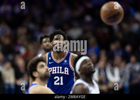 Philadelphia, Vereinigte Staaten Von Amerika. 12. Dezember 2022. Philadelphia, Vereinigte Staaten von Amerika, Dezember 13. 2022 Joel Embiid (21 Philadelphia 76ers) schaut während des Spiels der National Basketball League zwischen den Philadelphia 76ers und den Sacramento Kings im Wells Fargo Center in Philadelphia, Vereinigte Staaten. (Colleen Claggett/SPP) Kredit: SPP Sport Press Photo. Alamy Live News Stockfoto