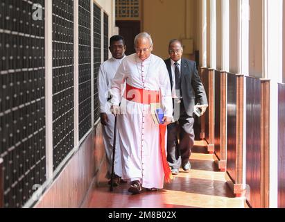Colombo, Westprovinz, Sri Lanka. 13. Januar 2023. Der katholische Erzbischof Malcolm Ranjith kommt am 13. Januar 2023 zu einer Pressekonferenz in Colombo. Der ehemalige Sri-lankische Präsident Maithripala Sirisena und vier weitere hochrangige Beamte waren dafür verantwortlich, die Bombenanschläge am Ostersonntag 2019, bei denen 279 Menschen ums Leben kamen, nicht zu verhindern, so der Oberste Gerichtshof in einer richtungsweisenden Entscheidung vom 12. Januar. (Kreditbild: © Saman Abesiriwardana/Pacific Press via ZUMA Press Wire) NUR REDAKTIONELLE VERWENDUNG! Nicht für den kommerziellen GEBRAUCH! Stockfoto