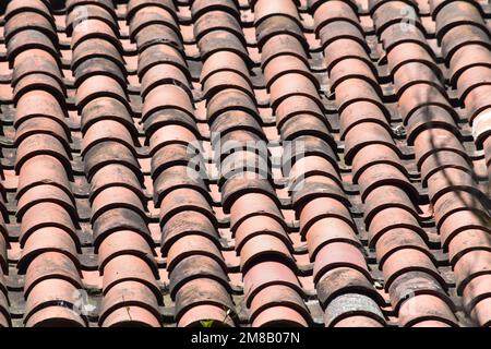 Architekturhintergrund. Nahaufnahme eines kolonialen Fliesenraumes Stockfoto