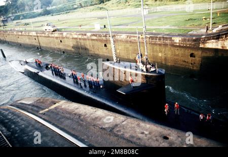 Besatzungsmitglieder stehen auf dem Deck eines nuklearbetriebenen ballistischen Raketen-U-Boots der US Navy Lafayette, das durch die Miraflores-Schleusen des Panamakanals fährt. Land: Panama (PAN) Stockfoto