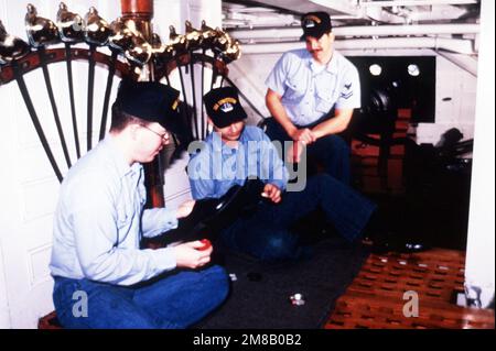 SEEMANN Christopher King und FLIEGER Leo Capelette glänzen ihre Schuhe, während Boatswain's Mate 2. Class David Behnke ihnen einige Tipps gibt. Die Männer sind Mitglieder der 44-Pistolen-Segelfregatte USS CONSTITUTION "Pikemen" Marscheinheit und werden in der Eröffnungsparade des designierten Präsidenten George Bush marschieren. Basis: Charleston Shipyard, Boston Bundesstaat: Massachusetts (MA) Land: Vereinigte Staaten von Amerika (USA) Stockfoto