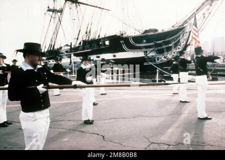 Mitglieder der 44-Pistolen-Segelfregatte USS CONSTITUTION Marscheinheit, der "Pikemen", trainieren für die Eröffnungsparade des designierten Präsidenten George Bush. Basis: Charlestown Navy Yard, Boston Bundesstaat: Massachusetts (MA) Land: Vereinigte Staaten von Amerika (USA) Stockfoto