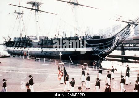 Mitglieder der 44-Pistolen-Segelfregatte USS CONSTITUTION Marscheinheit, der "Pikemen", trainieren für die Eröffnungsparade des designierten Präsidenten George Bush. Basis: Charleston Shipyard, Boston Bundesstaat: Massachusetts (MA) Land: Vereinigte Staaten von Amerika (USA) Stockfoto