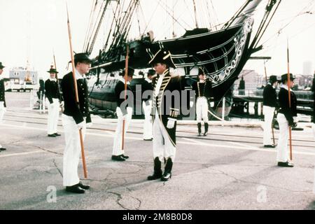 CMDR. David Cashman, der 62. Kommandierende Offizier der USS CONSTITUTION mit 44 Pistolen, inspiziert DEN FLIEGER Leo Capelette, ein Mitglied der Marscheinheit des Schiffs namens "Pikemen". Die Einheit wird in der Eröffnungsparade des designierten Präsidenten George Bush erscheinen. Basis: Charlestown Navy Yard, Boston Bundesstaat: Massachusetts (MA) Land: Vereinigte Staaten von Amerika (USA) Stockfoto