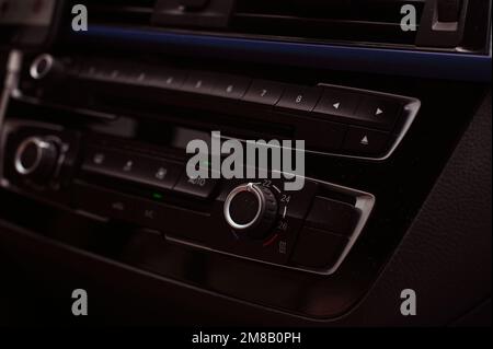 Radio-Tonbandgerät im Auto. Schwarzes Bedienfeld mit Tasten und Musiksteuerung. Hochwertiges Foto Stockfoto