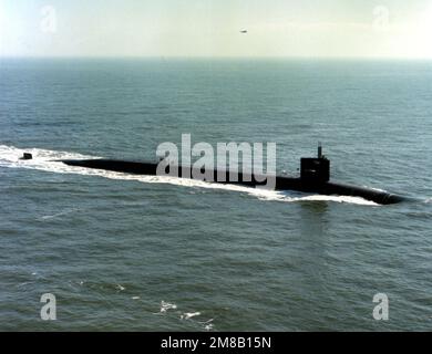 Steuerbord-Bugblick auf das nuklearbetriebene strategische Raketen-U-Boot USS TENNESSEE (SSBN-734), das sich seinem neuen Heimathafen der Marine-U-Boot-Basis Kings Bay, Ga nähert Land: Atlantik (AOC) Stockfoto