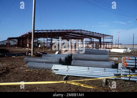 Ein Blick auf das Gelände des 305. Baugeschwaders und das im Bau befindliche Pflastergebäude. Das Gebäude wird die Schneeentfernungsausrüstung der Staffel beherbergen. Stützpunkt: Luftwaffenstützpunkt Griffiss Bundesstaat: New York (NY) Land: Vereinigte Staaten von Amerika (USA) Stockfoto
