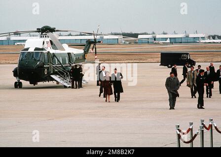 Ehemaliger Präsident Ronald W. Reagan und seine Frau Nancy gehen von Marine One, einem Marine Development Squadron 1 (HMX-1) VH-3D Sea King Helikopter, während sie sich darauf vorbereiten, Washington D.C. nach Kalifornien zu verlassen, an Bord des C-137 Stratoliner Präsidentenflugzeugs, Air F. Base: Andrews Luftwaffenstützpunkt Staat: Maryland (MD) Land: Vereinigte Staaten von Amerika (USA) Stockfoto