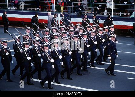 USA Mitglieder der Ehrenwache der Küstenwache nehmen an der Einweihungsparade für George H.W. Teil Bush, 41. Präsident der Vereinigten Staaten. Basis: Washington State: District of Columbia (DC) Land: Vereinigte Staaten von Amerika (USA) Stockfoto