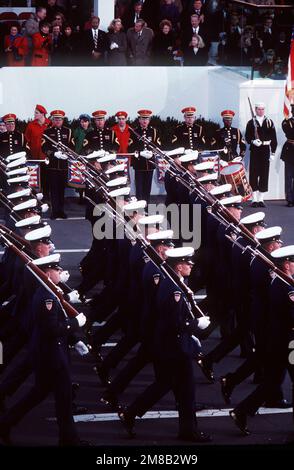 USA Mitglieder der Ehrenwache der Küstenwache passieren den Prüfstand während der Einweihungsparade für George H.W. Bush, 41. Präsident der Vereinigten Staaten. Basis: Washington State: District of Columbia (DC) Land: Vereinigte Staaten von Amerika (USA) Stockfoto
