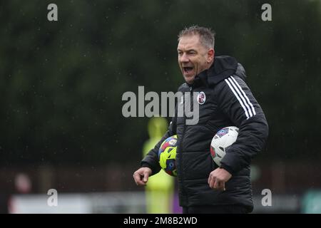 Horsham, Großbritannien. 13. Januar 2023. Scott Lindsey absolviert sein erstes Training als Manager von Crawley Town im Camping World Stadium in Horsham. Kredit: James Boardman/Alamy Live News Stockfoto