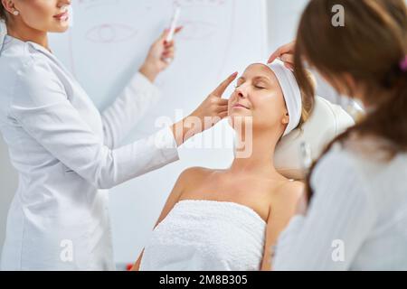 Kosmetologische Trainingsszene in einem Schönheitssalon Stockfoto