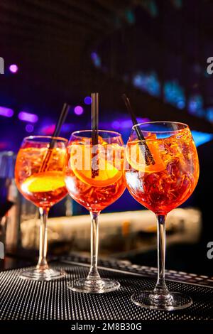 Aperol Spritz Cocktail an der Bar im Nachtklub Stockfoto