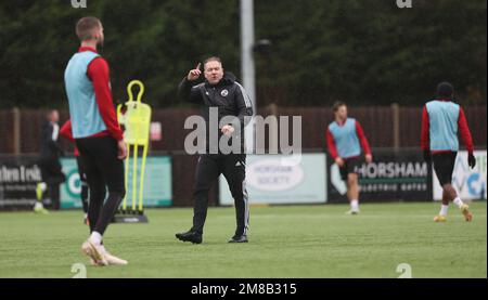 Horsham, Großbritannien. 13. Januar 2023. Scott Lindsey absolviert sein erstes Training als Manager von Crawley Town im Camping World Stadium in Horsham. Kredit: James Boardman/Alamy Live News Stockfoto